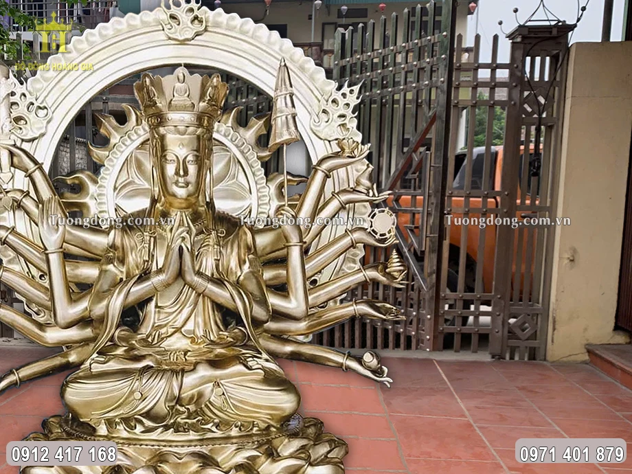 Từng họa tiết hoa văn được chạm khắc sắc nét